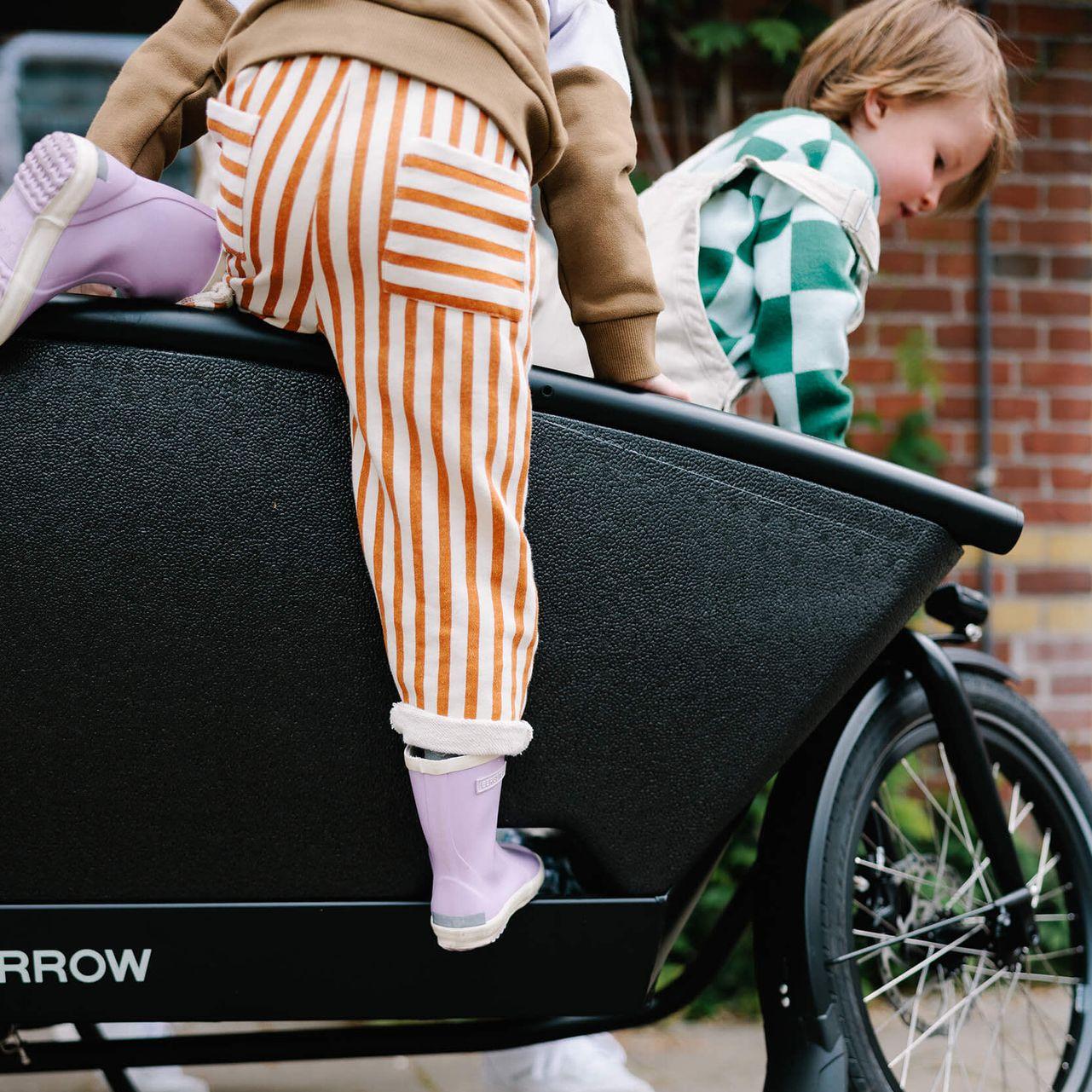 enfant montant dans un urban arrow familynext