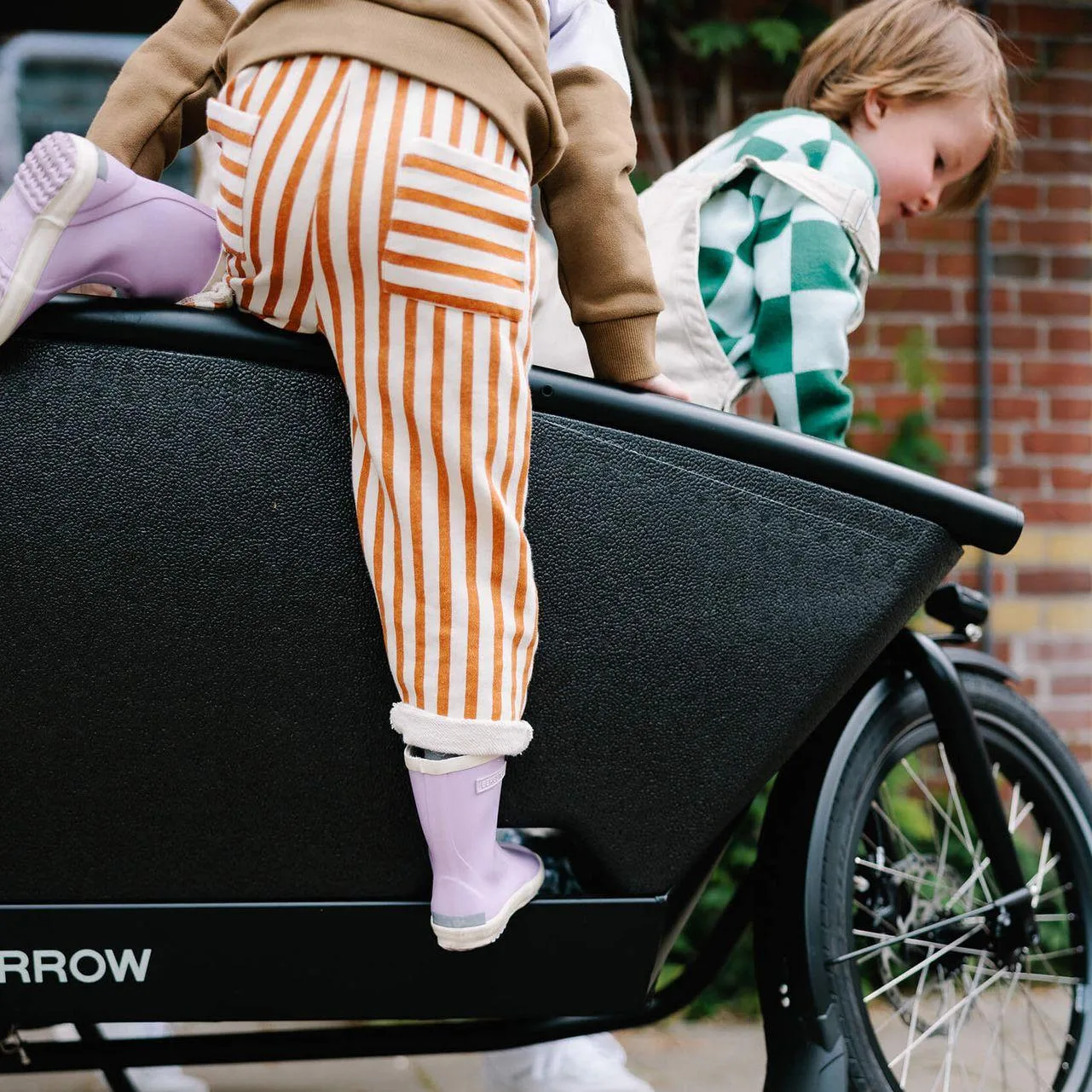 enfant montant dans un urban arrow familynext