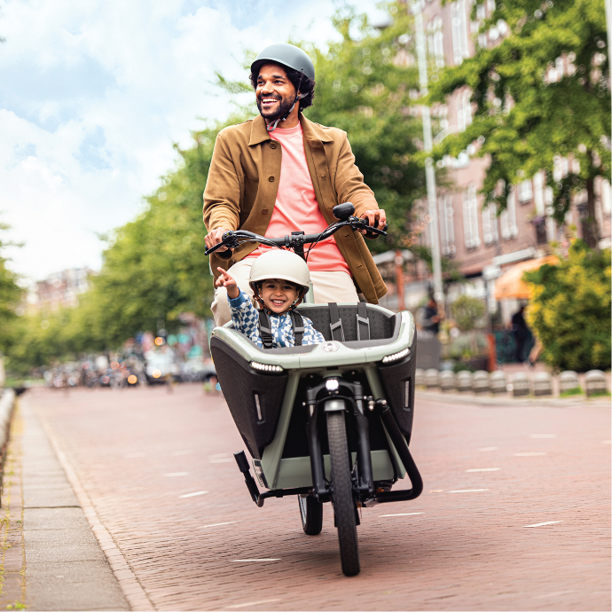 papa et son enfant sur un urban arrow familynext