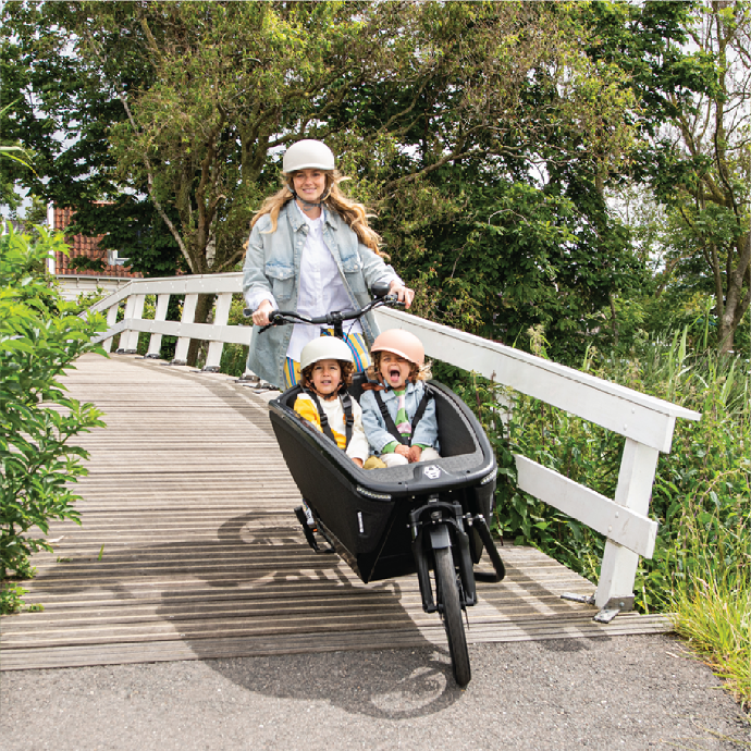 maman et ses 2 enfants sur un urban arrow familynext