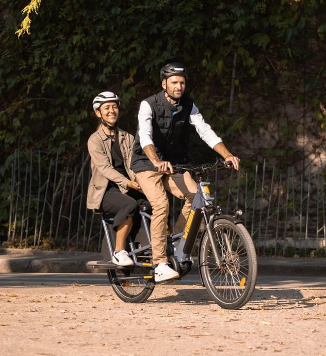 Deux personnes sur un longatil Yuba Boda Boda